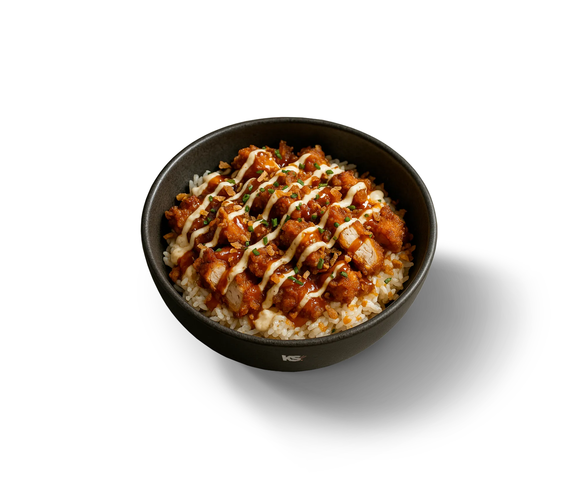 Bol de riz Krousty Sabaïdi garni de poulet croustillant, sauce PKB et sauce blanche, plat signature de la marque asiatique.