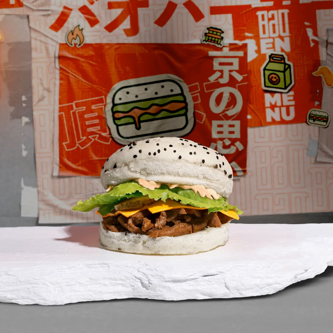 Bao vapeur au bœuf — brioche moelleuse garnie de bœuf mariné, légumes croquants, herbes fraîches et sauce maison — Krousty Sabaïdi.