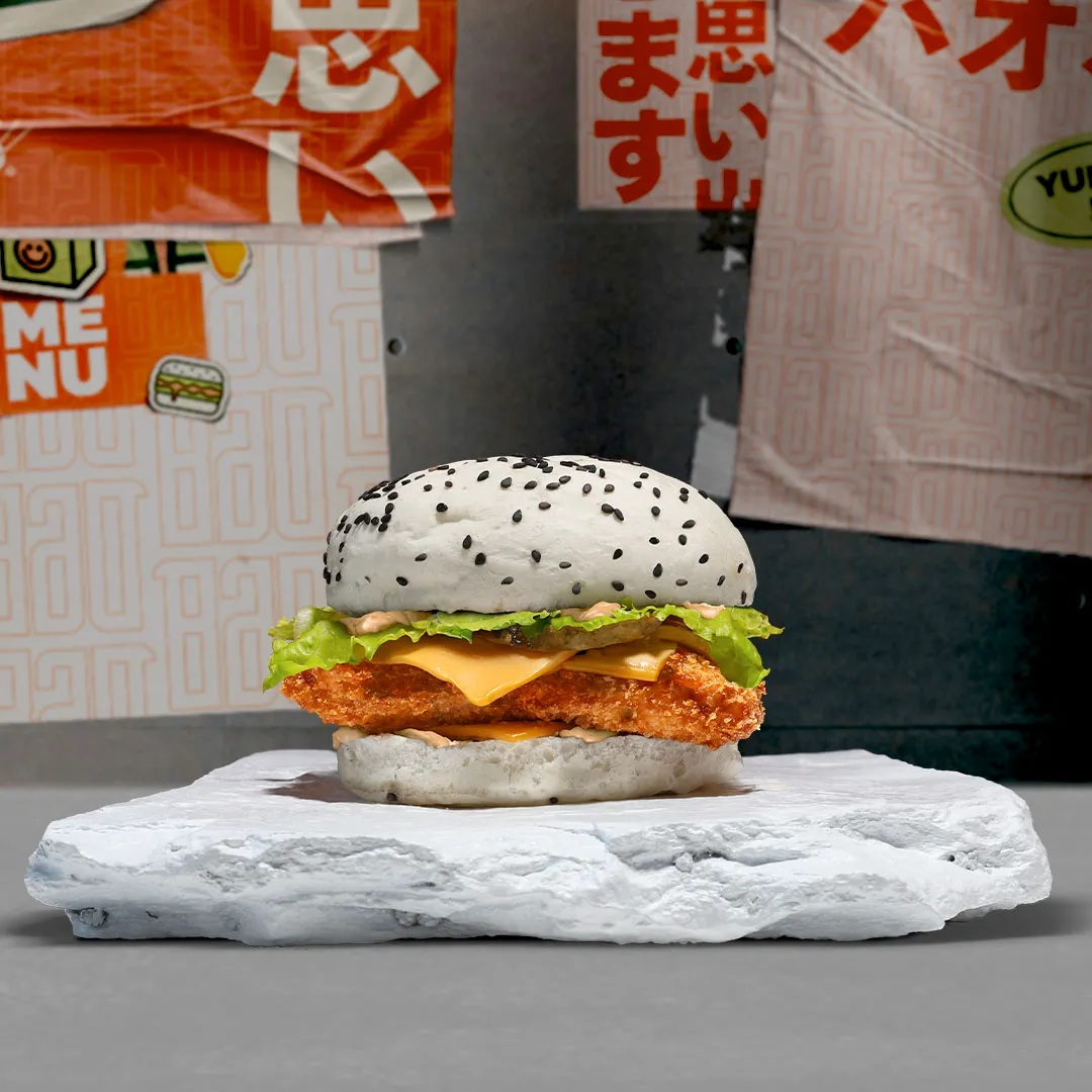 Bao vapeur au poulet — brioche moelleuse garnie de poulet mariné, légumes croquants et sauce maison — Krousty Sabaïdi.