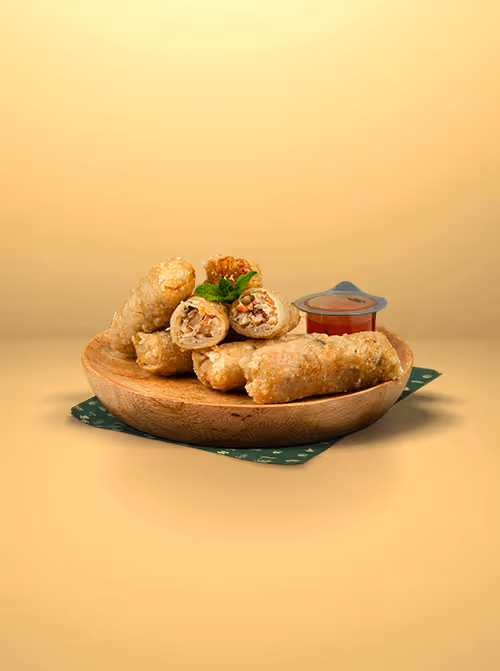 Nems croustillants — rouleaux frits farcis, dorés et savoureux, servis avec une sauce, entrée asiatique — Krousty Sabaïdi.