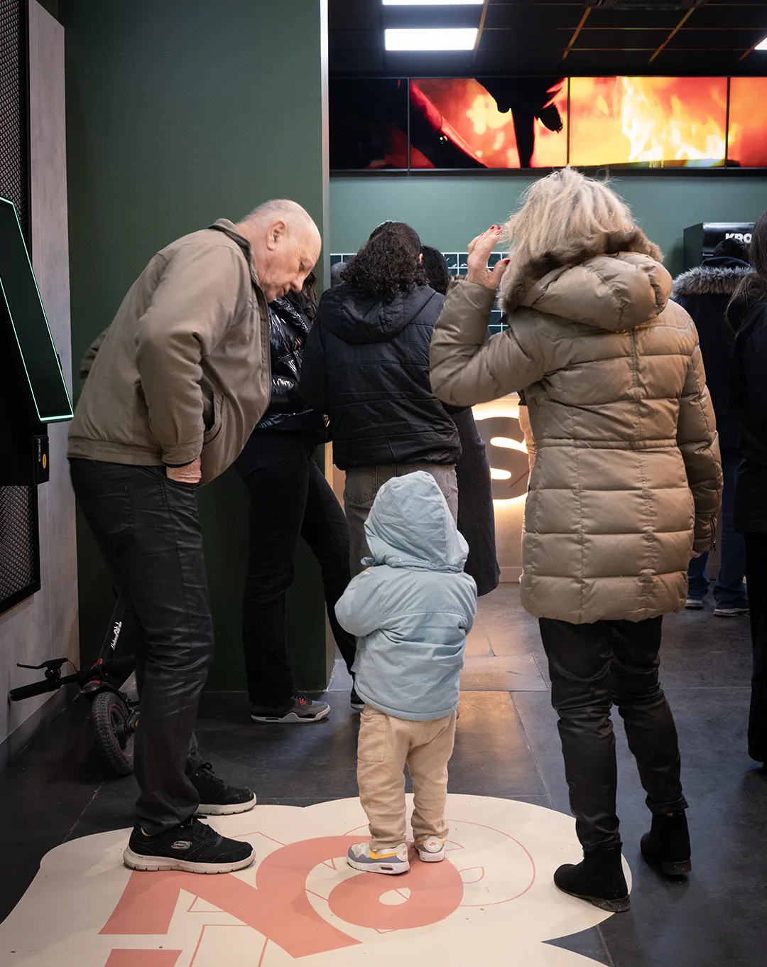 Famille avec enfant faisant la queue au comptoir de commande chez Krousty Sabaïdi.