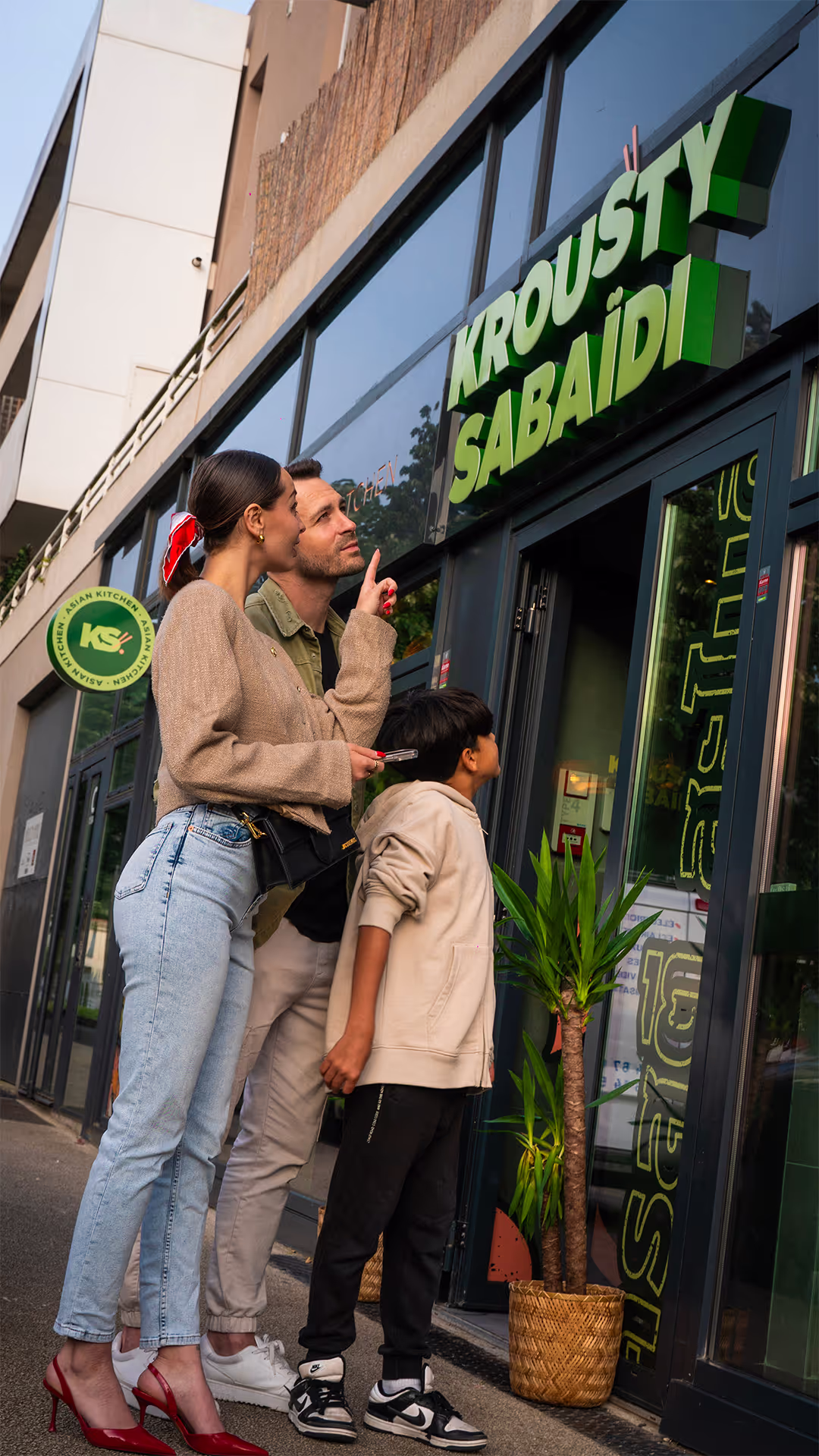 Famille devant la façade du restaurant Krousty Sabaïdi à Bordeaux.