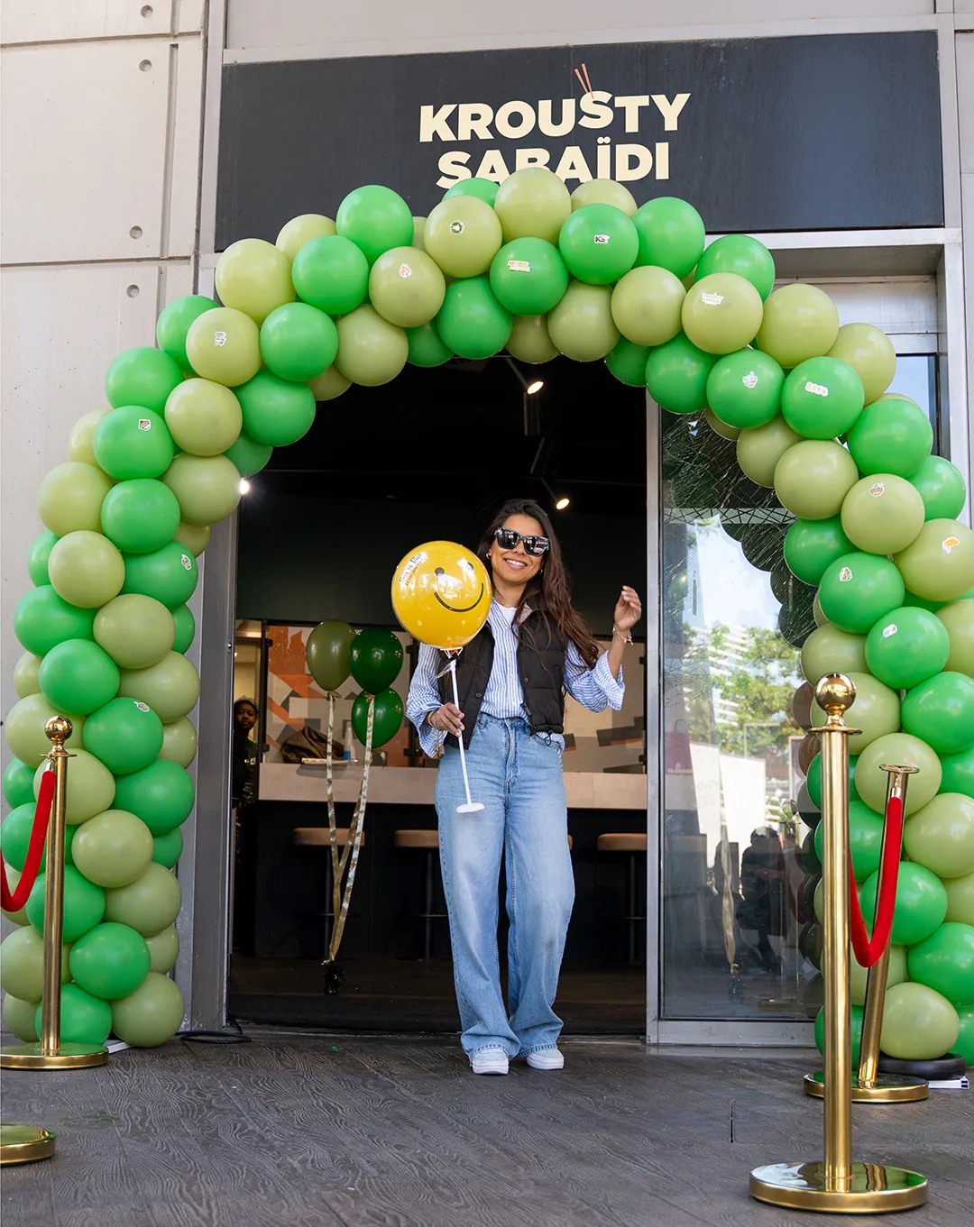 Inauguration du restaurant Krousty Sabaïdi avec arche de ballons verts.