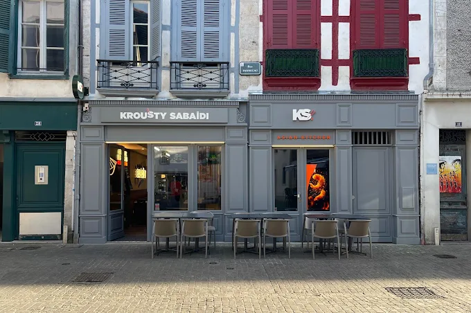 Devanture et terrasse du restaurant Krousty Sabaïdi Asian Kitchen à Angoulême
