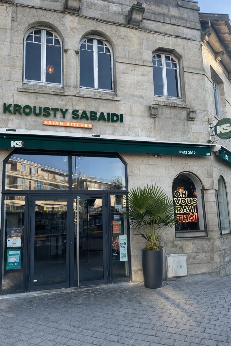 Plat de riz thaï avec bubble tea maison au Krousty Sabaïdi Mérignac.