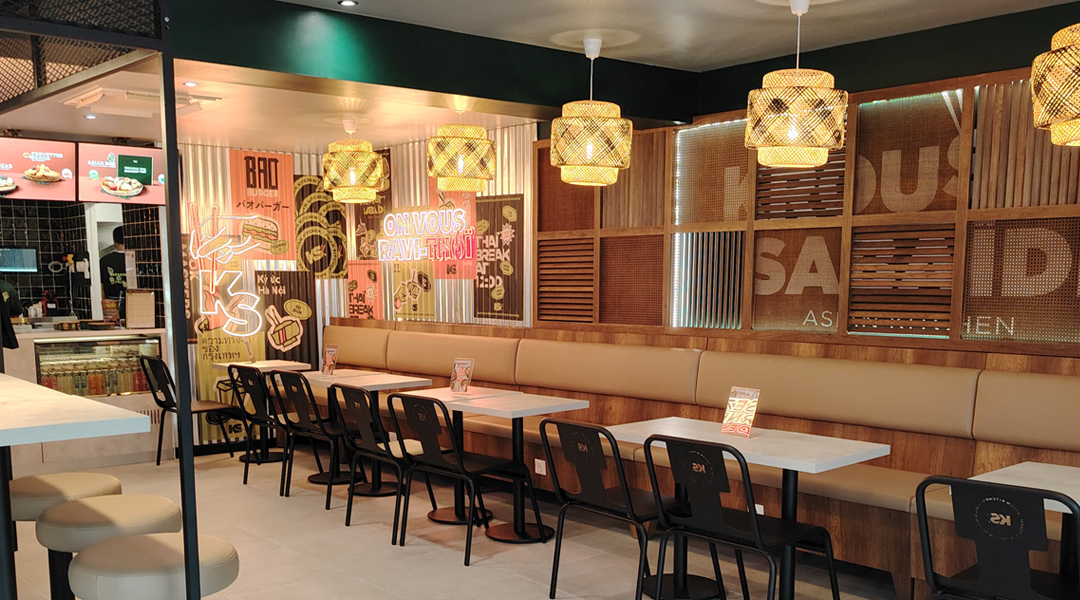Façade du restaurant Krousty Sabaïdi à Angers, avec enseigne lumineuse, décoration moderne et clients profitant d’un repas asiatique dans une ambiance conviviale.