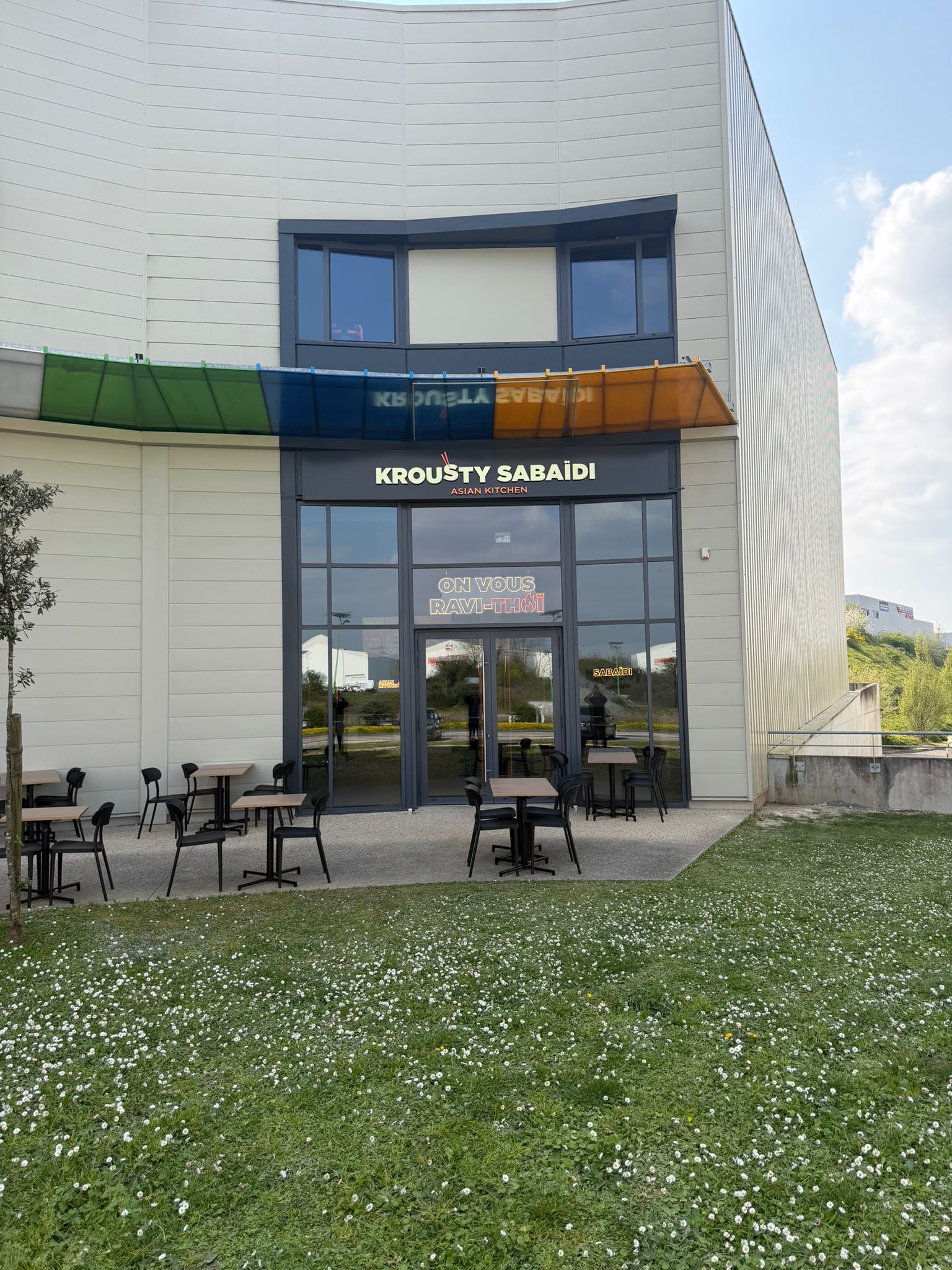 Devanture et terrasse du restaurant Krousty Sabaïdi Asian Kitchen à Angoulême