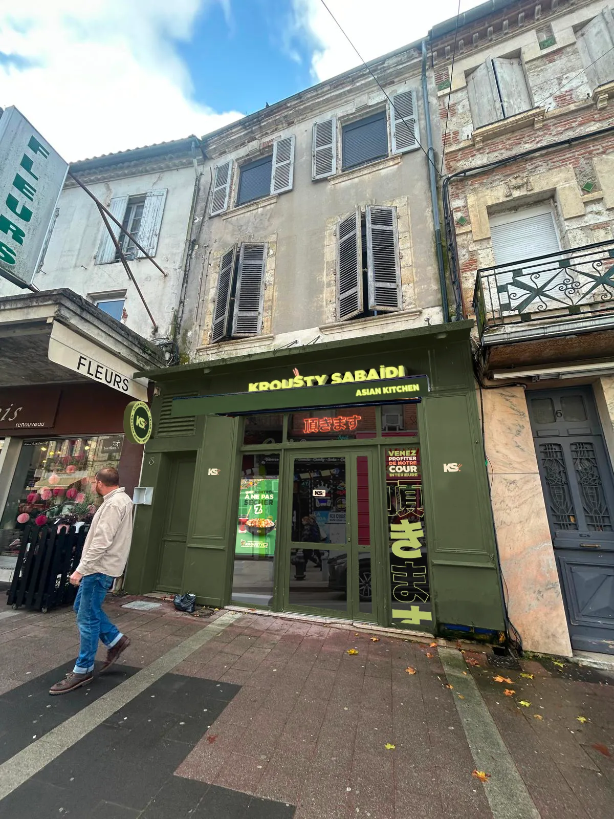Restaurant Krousty Sabaïdi à Agen — Asian Kitchen — façade du restaurant asiatique moderne.