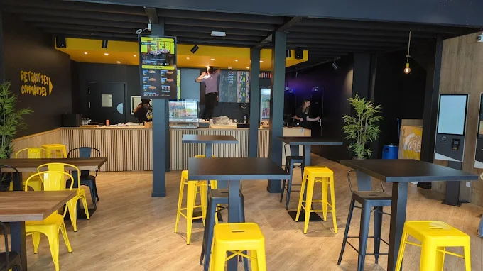 Wok de poulet croustillant et bubble tea chez Krousty Sabaïdi Anglet.