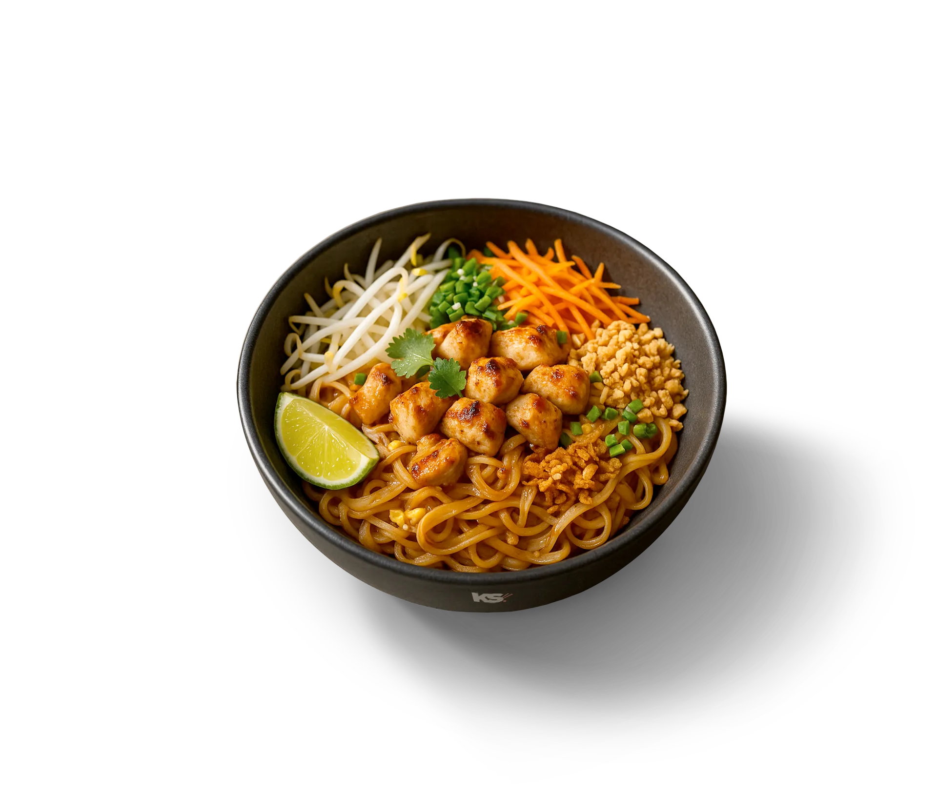 Pad Thaï au wok — nouilles de riz sautées thaïlandaises avec crevettes, cacahuètes, pousses de soja et citron vert — photo de plat asiatique.